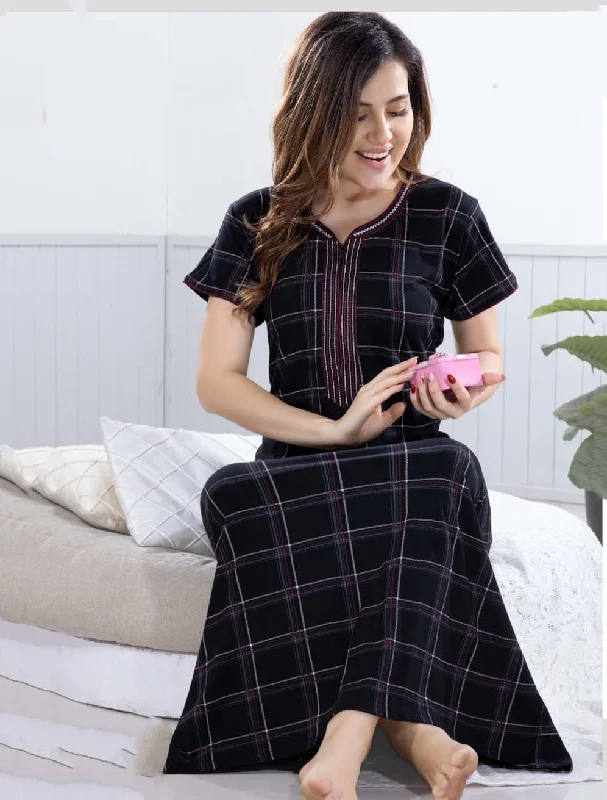 women's pajamas for those who value qualityBlack Printed Cotton Maxi Nightdress for Women